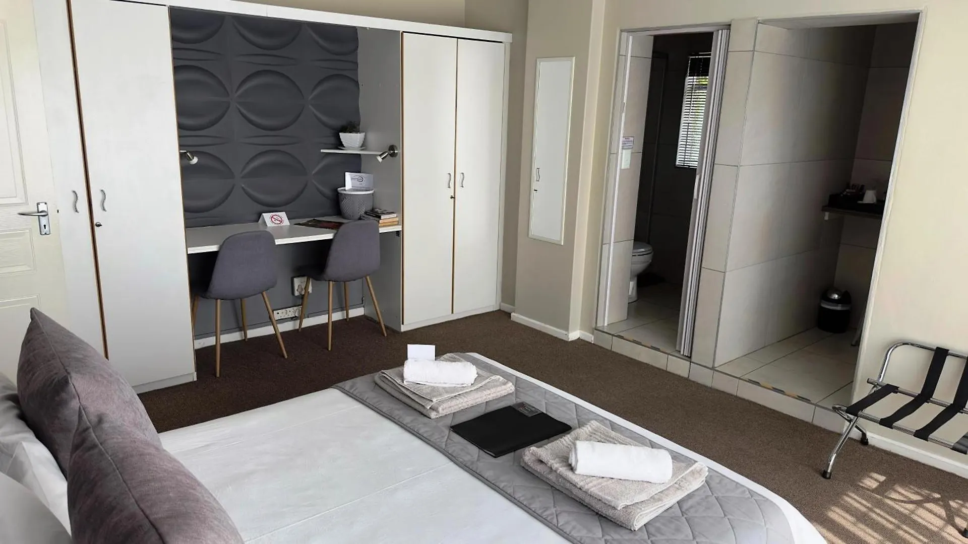Guest house Plattekloof Premium Lodge