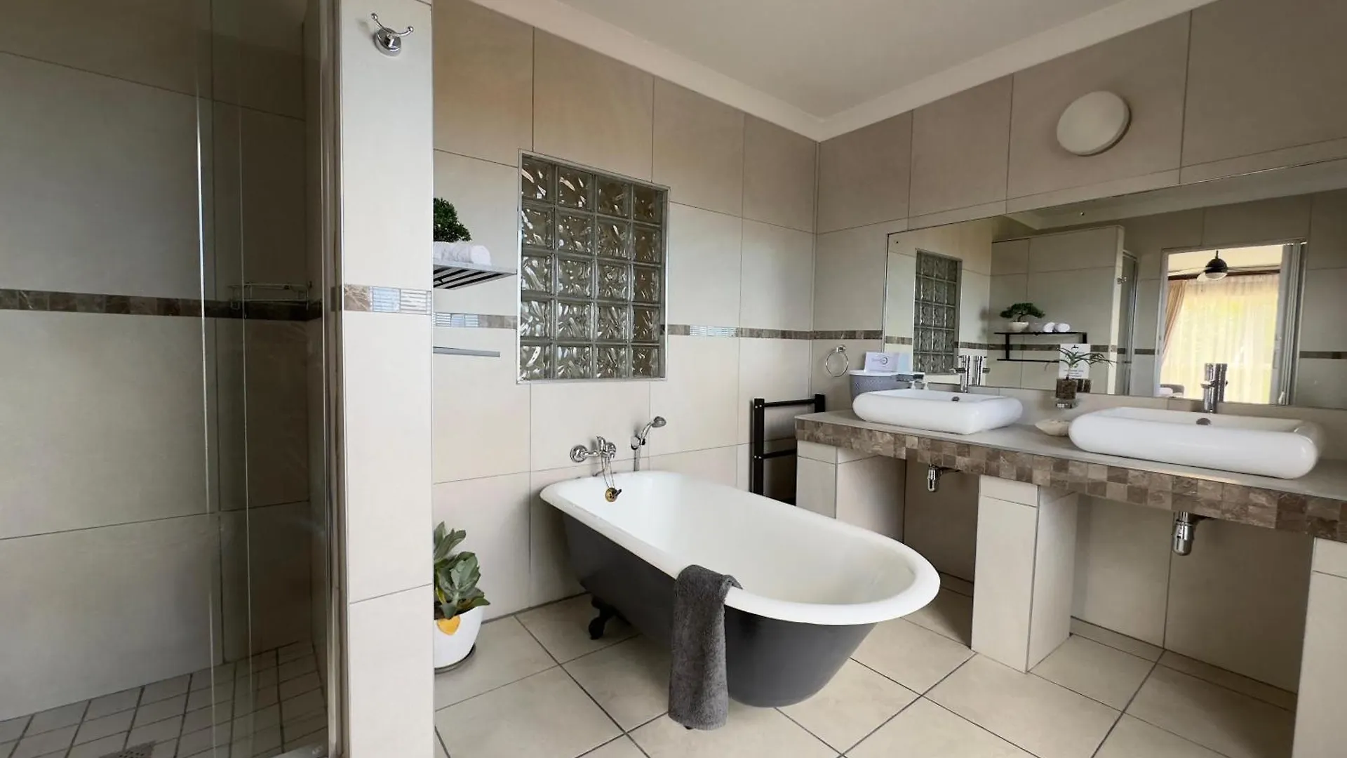 Guest house Plattekloof Premium Lodge